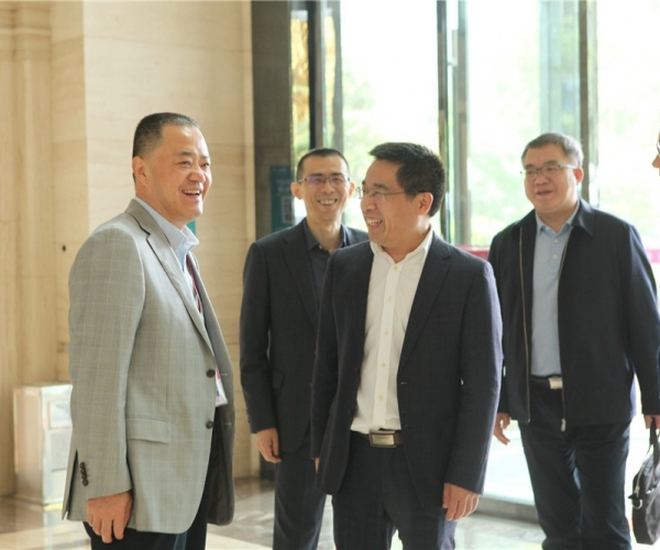 商务部国家茧丝绸协调办公室副司长陈平，河池市委常委、副市长杜际鹏莅临调研指导