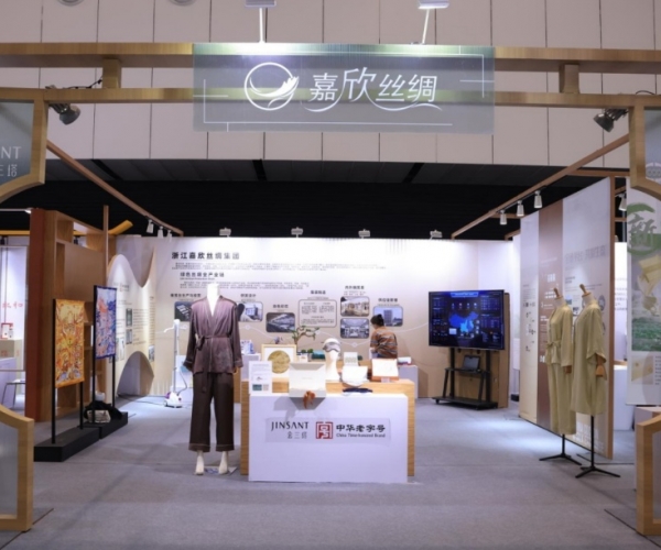 威尼斯8040丝绸亮相首届浙江省历史经典工业展