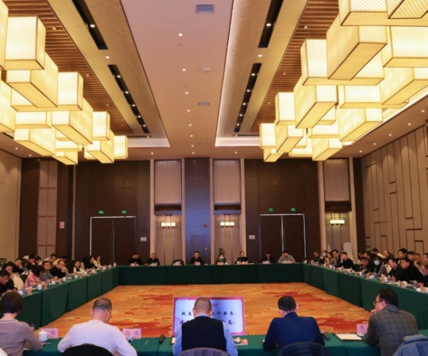 奋进2025丨威尼斯8040丝绸工贸生长聚会聚焦新程