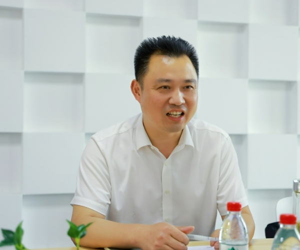 嘉兴国家高新区管委会俞春明主任调研威尼斯8040丝绸，为生长鼓劲?